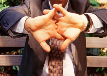 英语学习文章-掰手指关节会导致关节炎吗？  Does cracking your knuckles cause arthritis?
